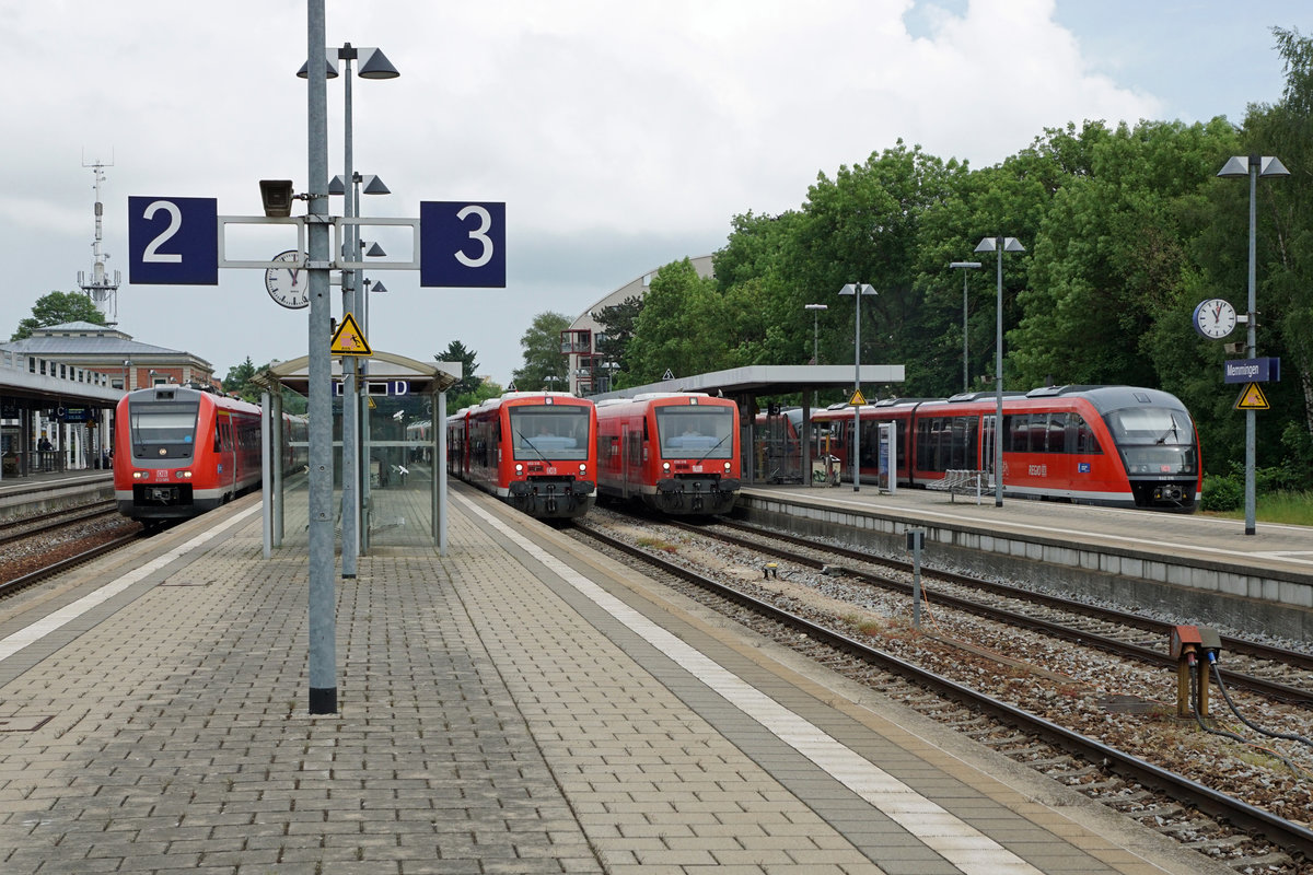 DB: Dieselbetrieb im Allgäu.
Die BR 650 von REGIO DB.
Am 1. Juni 2017 dominierten die Triebzüge der BR 650 in Memmingen die nicht gestellte Fahrzeugparade.
Foto: Walter Ruetsch
