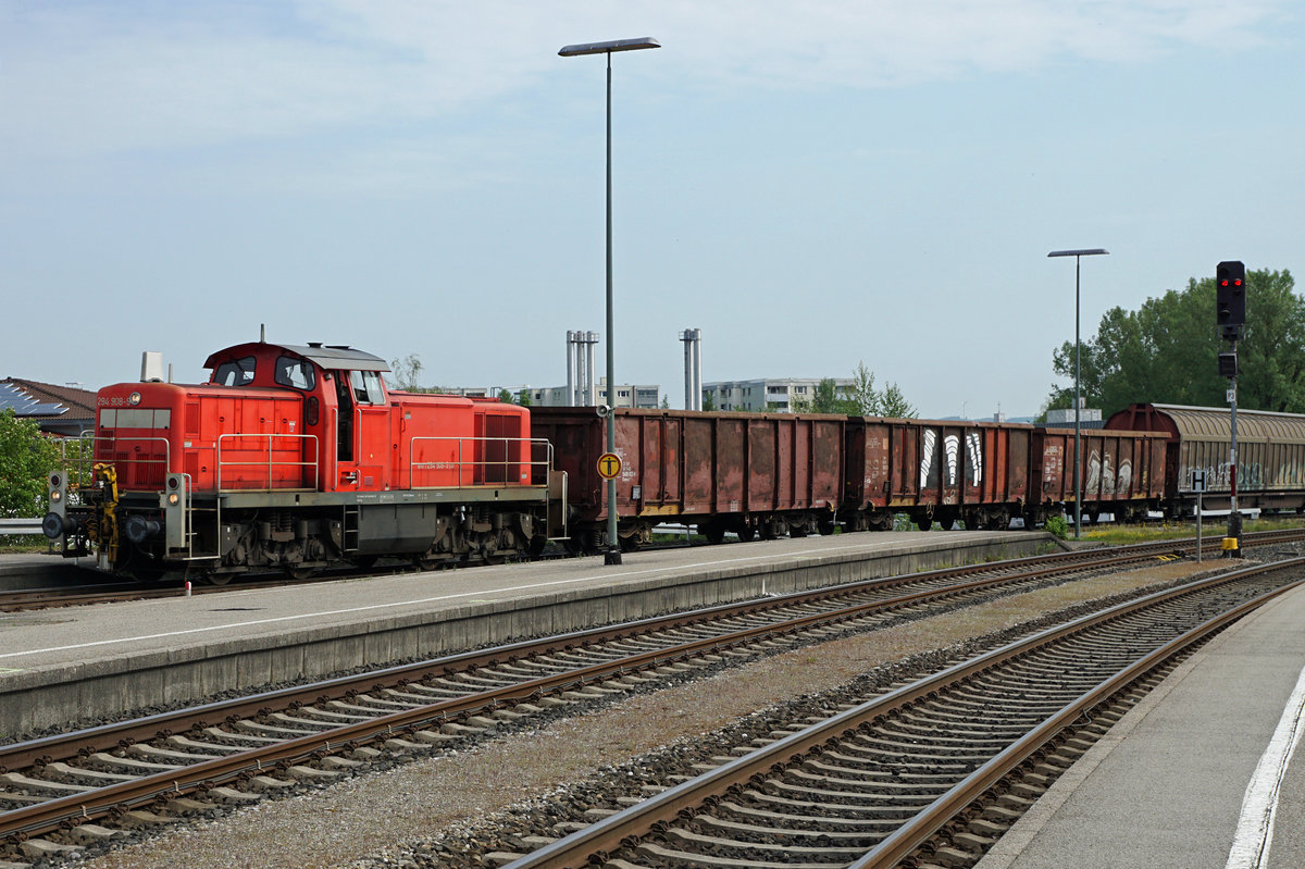 DB: Dieselbetrieb im Allgäu.
Güterzüge sind im Allgäu nur selten unterwegs.
Der Zubringer mit der 294 908-9 wurde am 2. Juni 2017 bei der Einfahrt in den Bahnhof Kempten (Allgäu) Hbf verewigt.
Foto: Walter Ruetsch