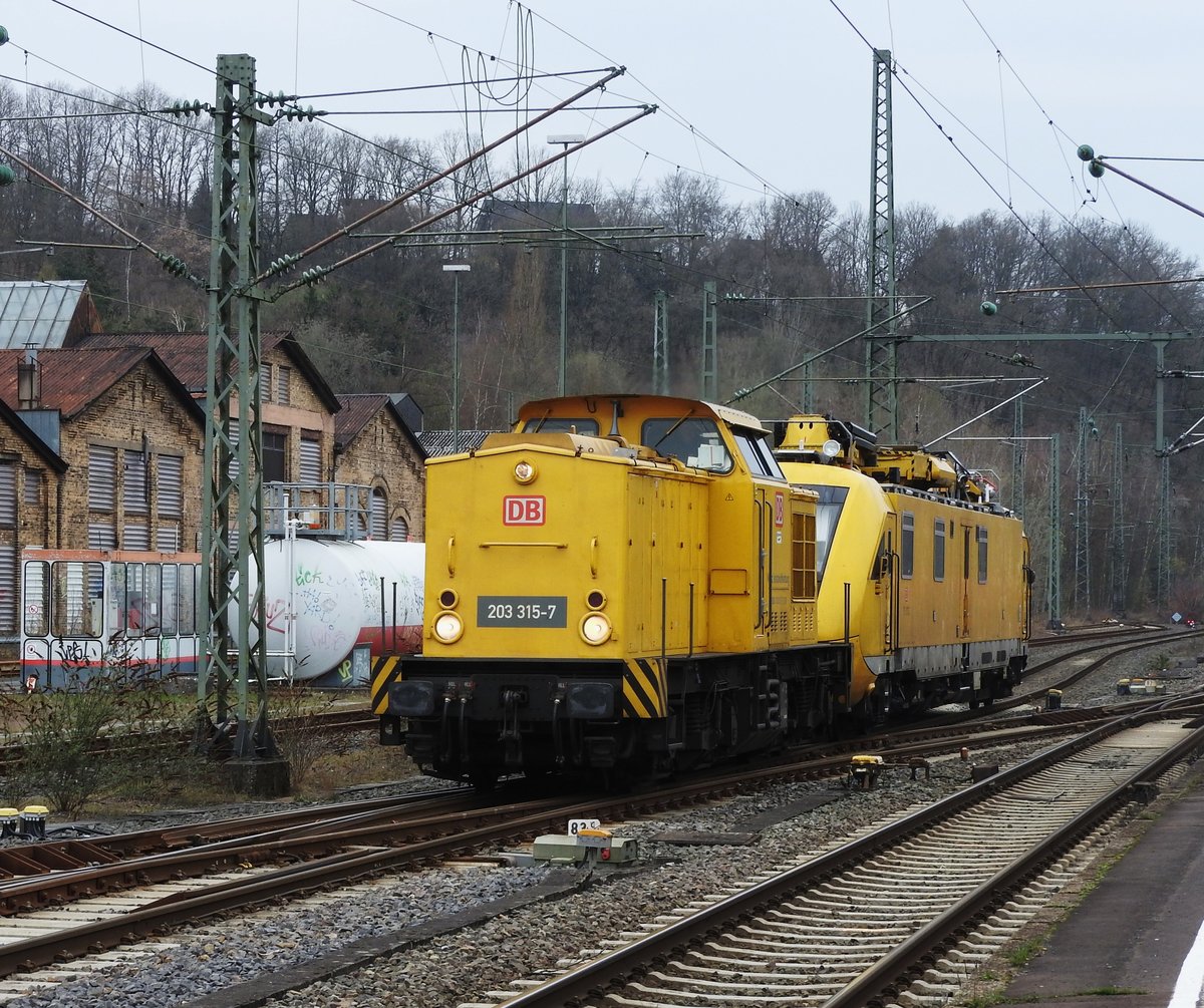 DB-DIESELLOK 203 315-7(NETZINSTANDHALTUNG)MIT 203 315 IN BETZDORF/SIEG
Vermutlich von zahlreichen Einsätzen der letzten stürmischen Wochen durchquert
203 315-7 mit 711 107 aus Richtung KÖLN/AU-SIEG kommend den
Bahnhof BETZDORF/SIEG in Fahrtrichtung SIEGEN- am 28.3.2019