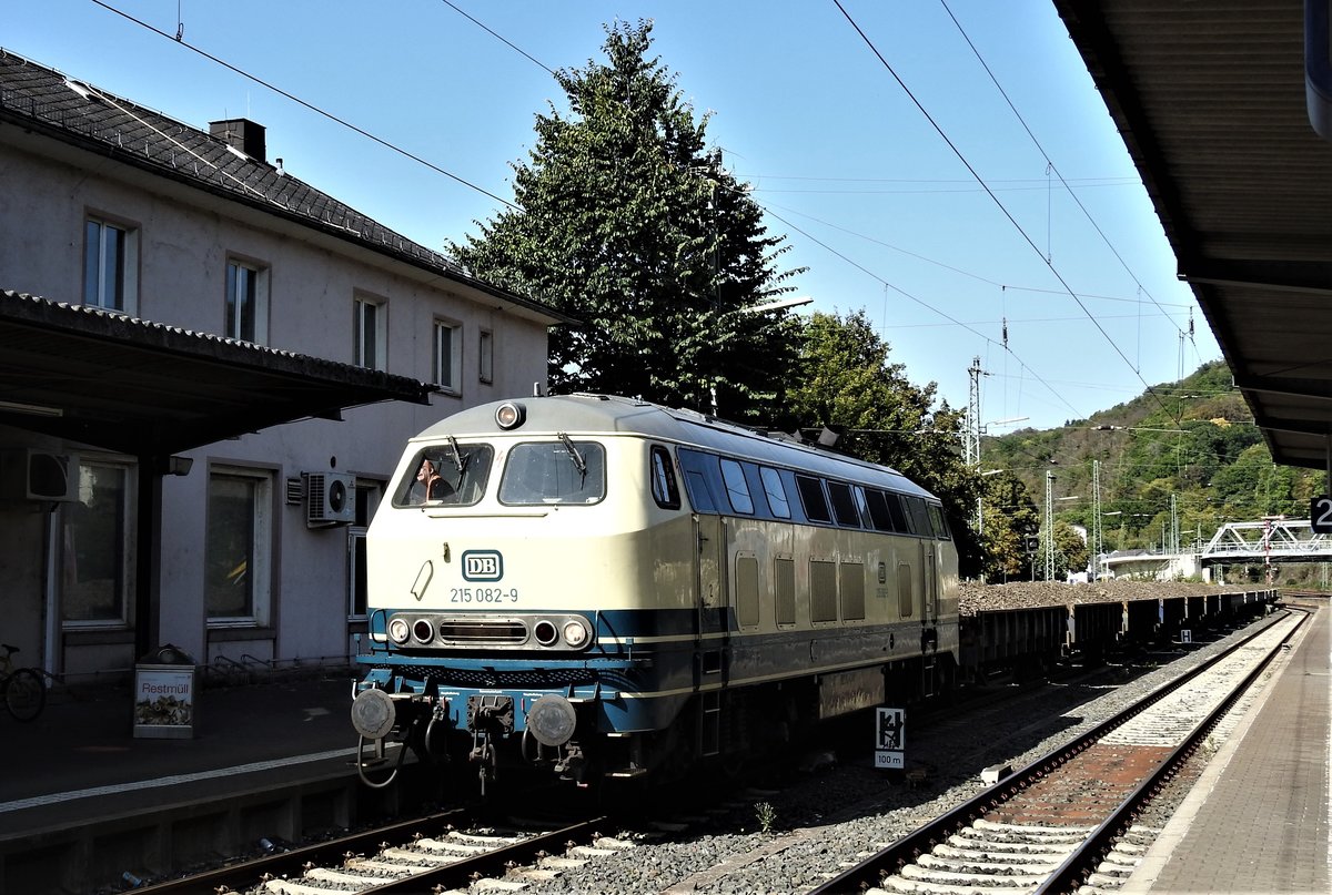 DB-DIESELLOK 215 082-9 IM BAHNHOF DILLENBURG/HESSEN MIT SCHOTTERZUG
DB-Diesellok 215 mit Schotterzug bei Ankunft im Bahnhof DILLENBURG/HESSEN,
vermutlich von der Großbaustelle an der Siegstrecke...,am 17.9.2020