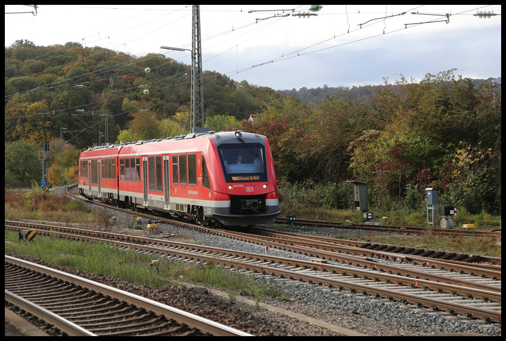 DB Dieseltriebzug 622052 erreicht hier am 28.10.2023 um 10.26 Uhr als RB aus Rothenburg ob der Tauber den Umsteigebahnhof Steinach b. Rothenburg o. T.