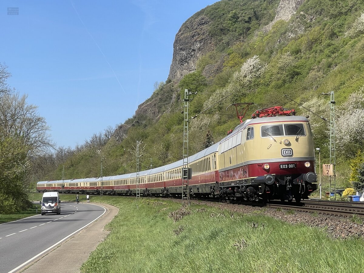 DB E03 001 mit AKE-Rheingold in Erpel, April 2025.