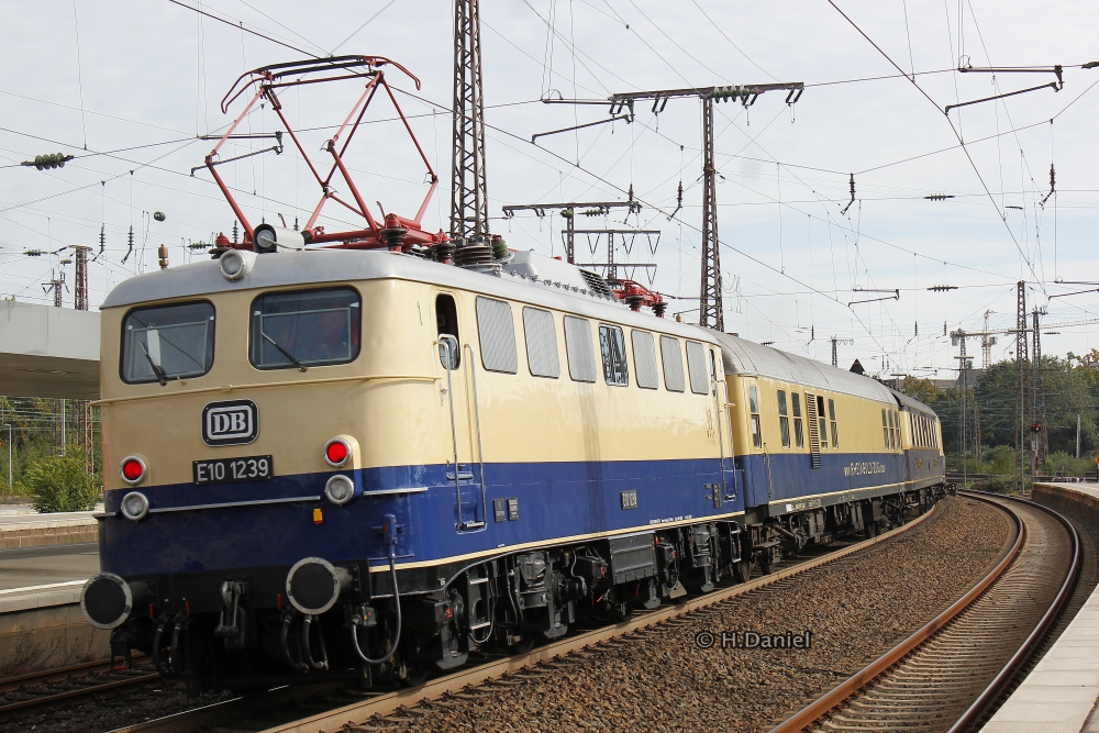 DB E10 1239 am Schluss des Zuges in Essen Hbf und fuhr weiter nach Minden (Westf.), Oktober 2015.