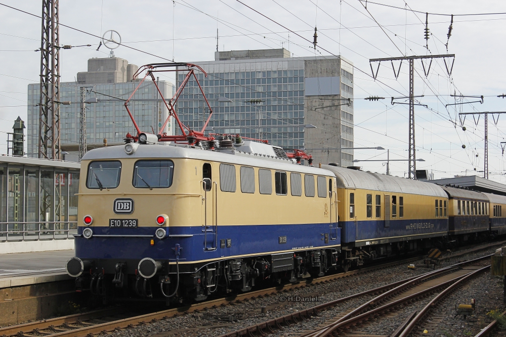 DB E10 1239 am Schluss des Zuges in Essen Hbf und fuhr weiter nach Minden (Westf.), Oktober 2015.