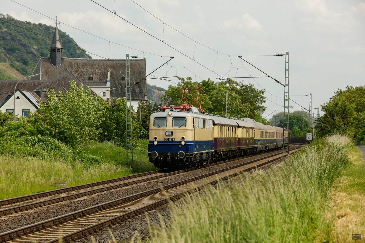 DB E10 1239 mit FEK-Rheingold in Leutesdorf, Mai 2023.