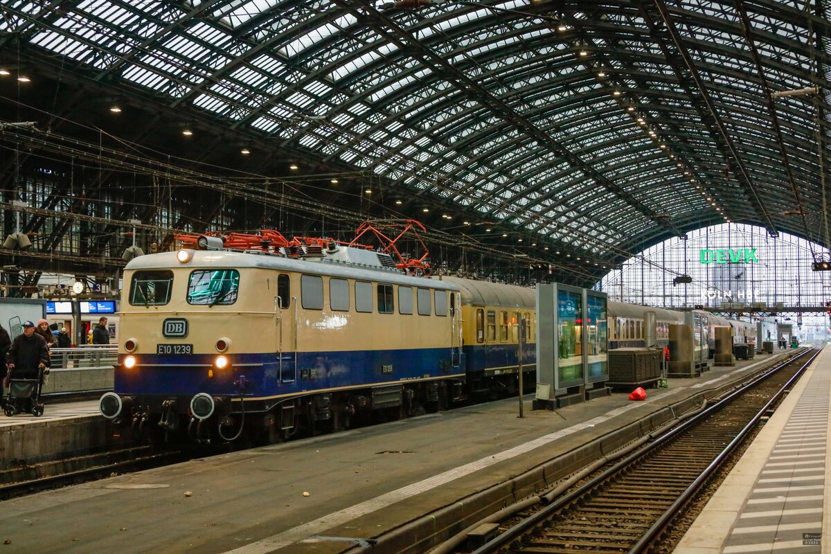DB E10 1239 mit FEK-Rheingold in K�ln Hbf, Dezember 2023.