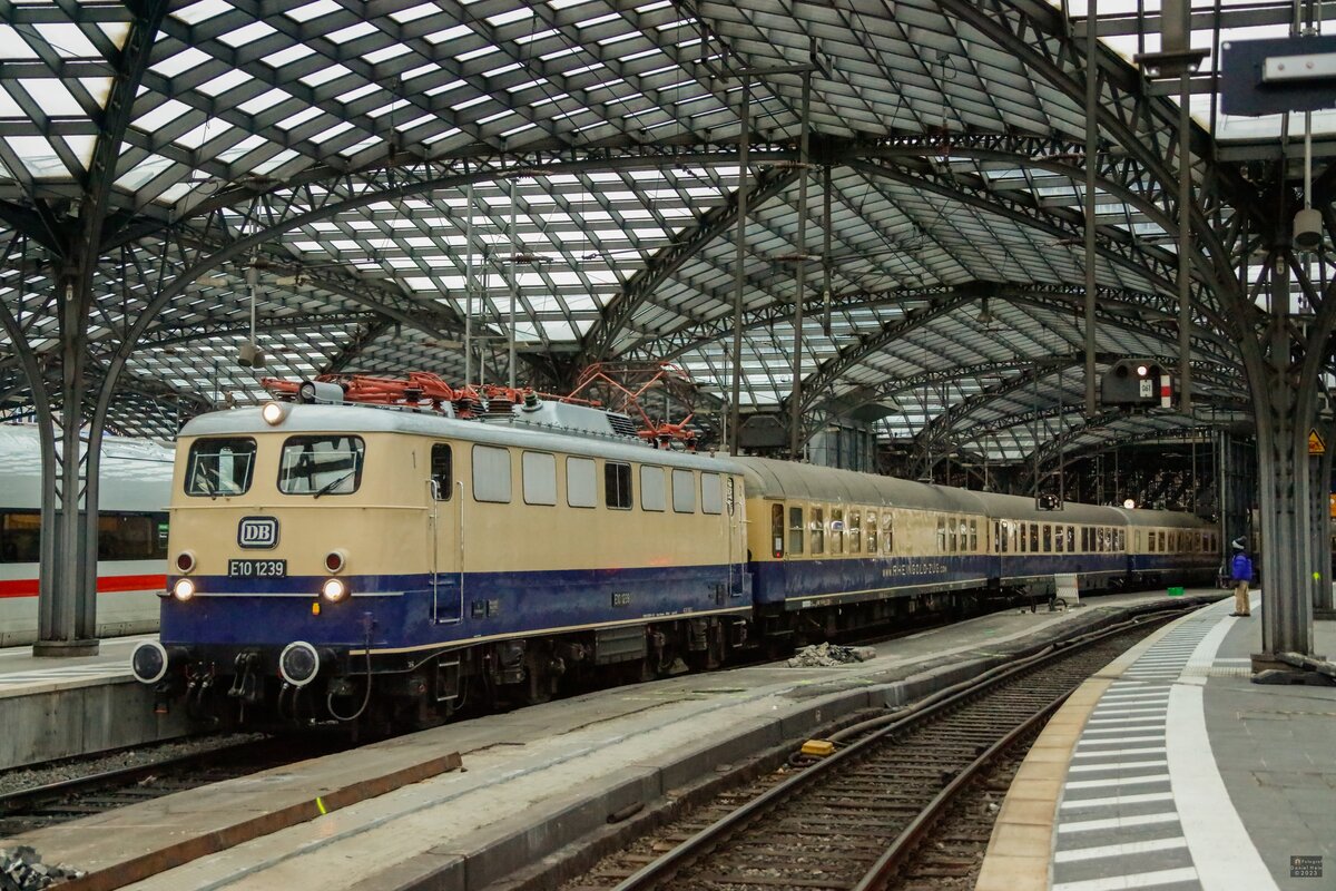 DB E10 1239 mit FEK-Rheingold in K�ln Hbf, Dezember 2023.