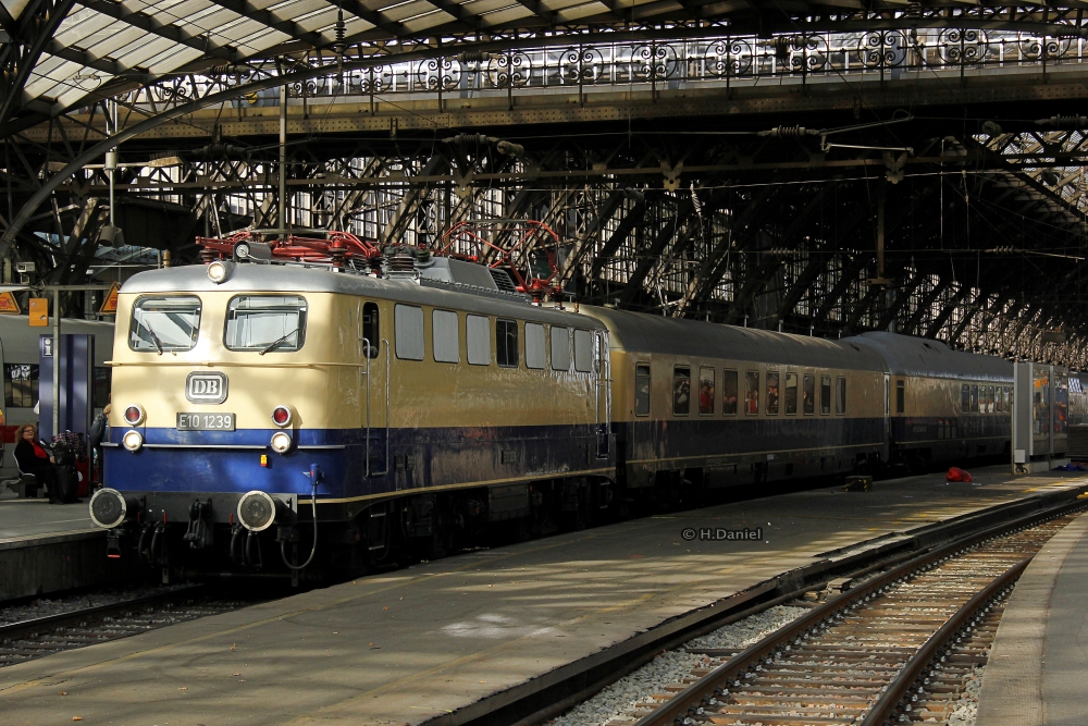 DB E10 1239 mit FEK-Rheingold nach Assmanshausen in K�ln Hbf, November 2015.