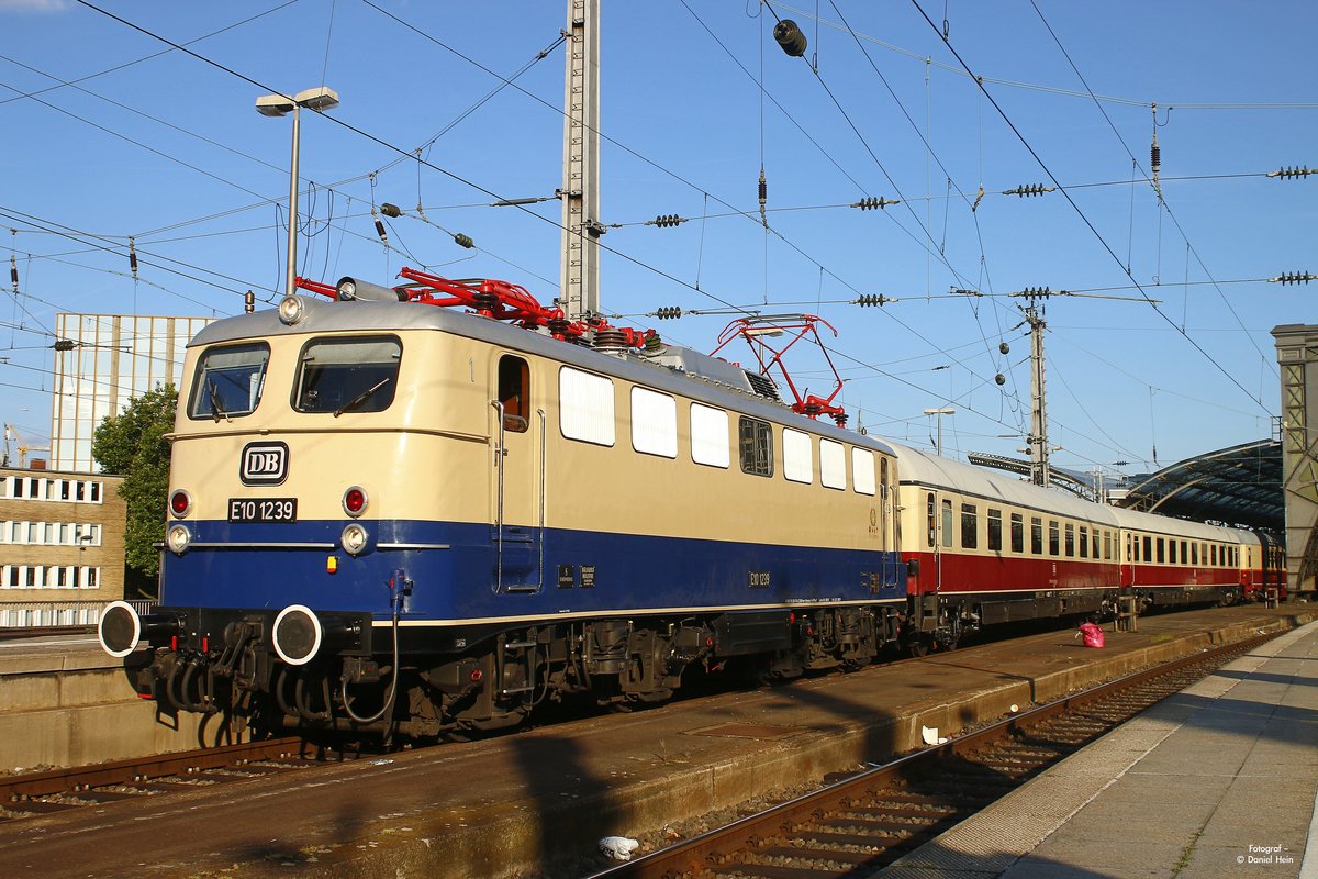 DB E10 1239 mit Rheingold in K�ln Hbf nach Koblenz L�tzel, am 18.06.2017.