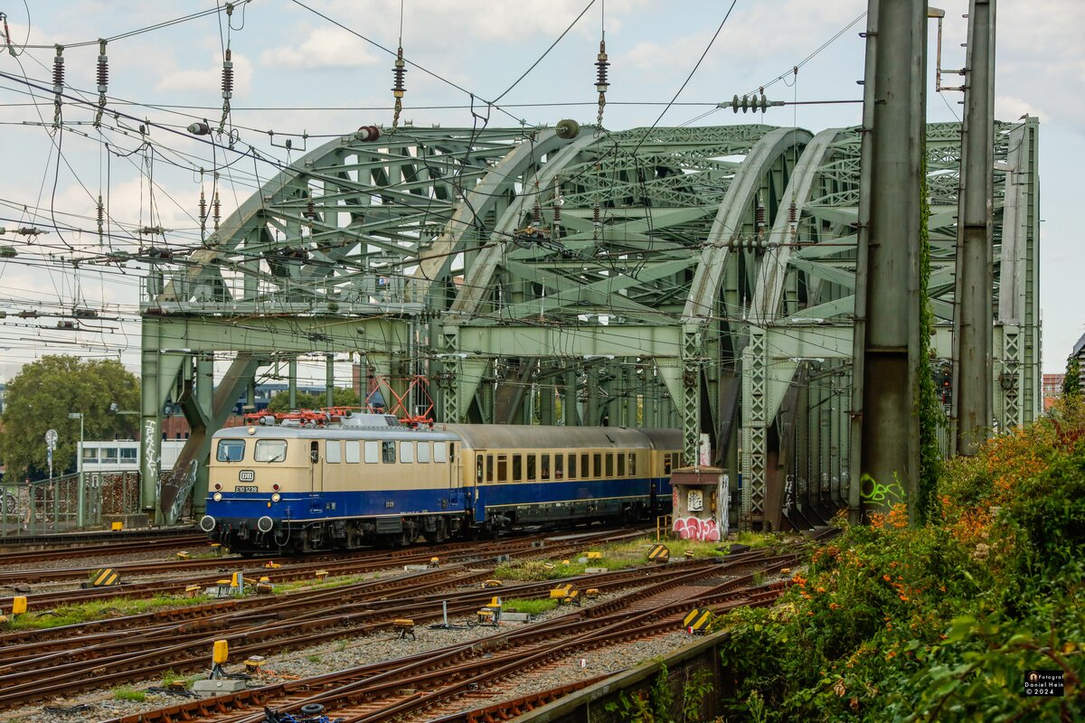 DB E10 1239 mit Rheingold bei der �berquerung der Hohenzollernbr�cke in K�ln, August 2024.