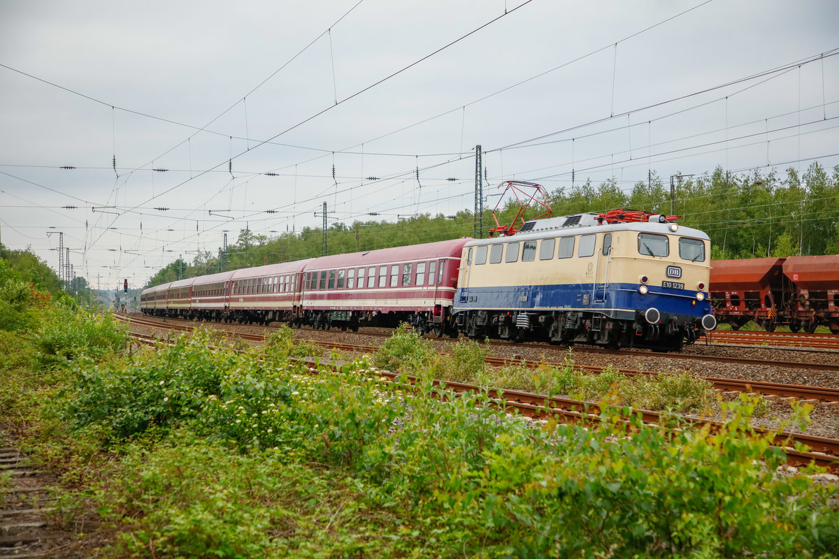 DB E10 1239 mit Sonderzug in Bochum Ehrenfeld, Mai 2019.

