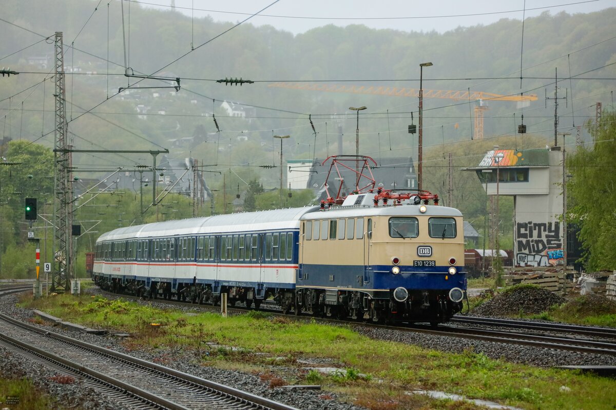 DB E10 1239 mit TRI-Fu�ballsonderzug nach Dortmund in Wuppertal, April 2024.