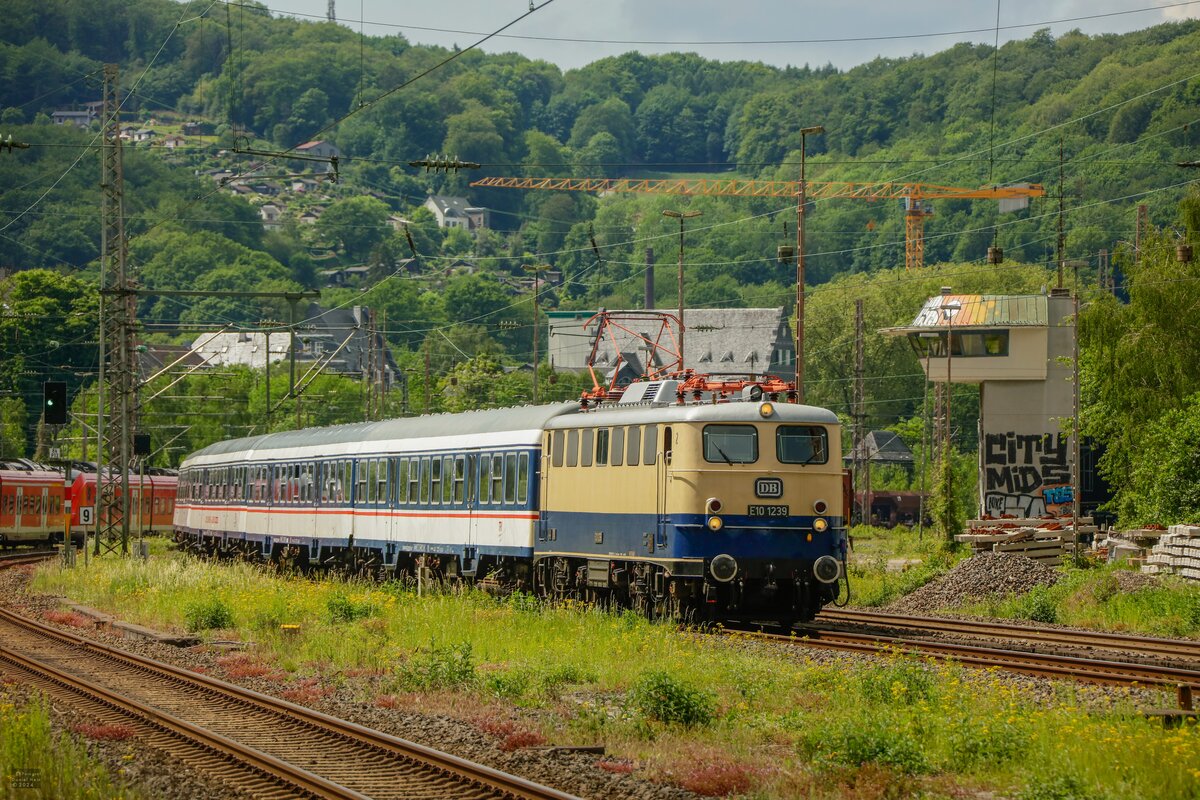 DB E10 1239 mit TRI-Fu�ballsonderzug in Wuppertal, Mai 2024.