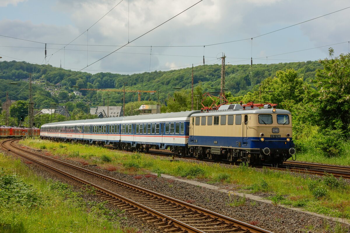 DB E10 1239 mit TRI-Fu�ballsonderzug in Wuppertal, Mai 2024.