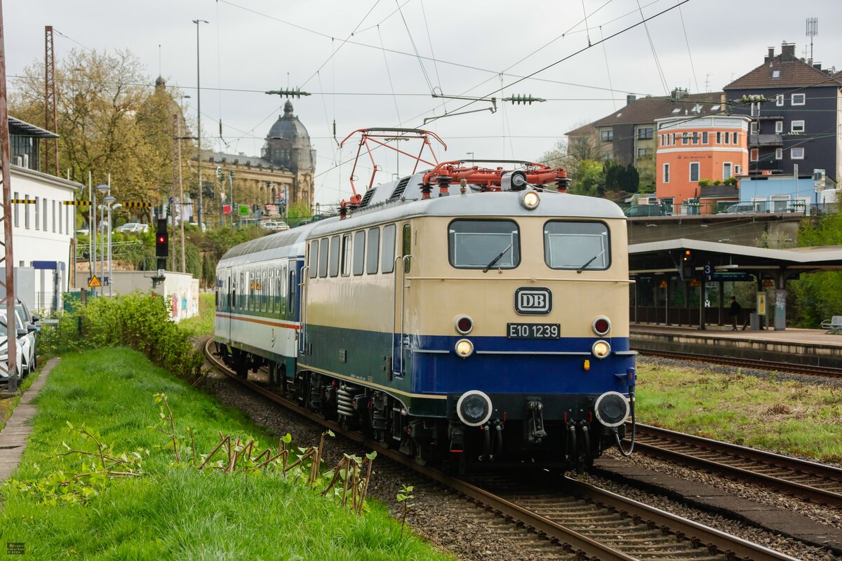 DB E10 1239 mit TRI-Wagen in Wuppertal, April 2024.