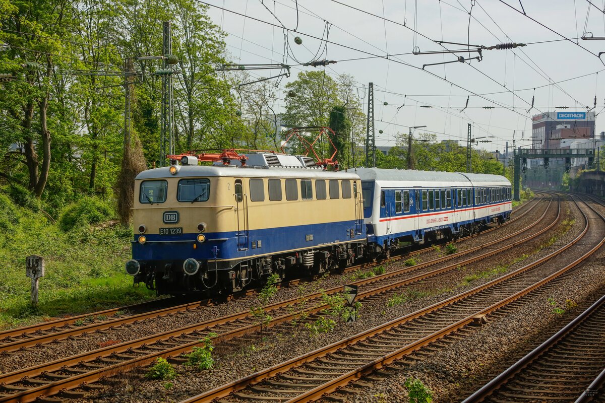 DB E10 1239 mit TRI-Wagen�berf�hrung in Wuppertal, Mai 2024.