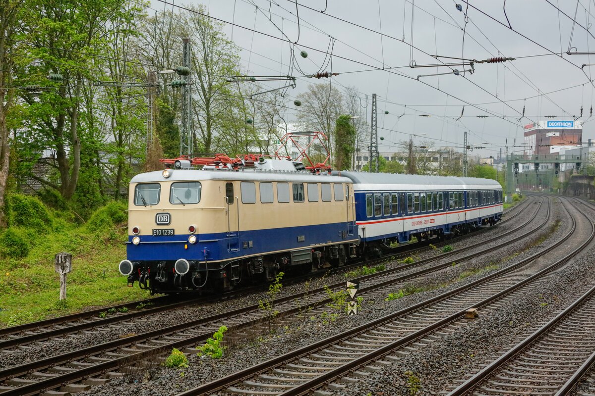 DB E10 1239 mit zwei TRI-Waggons in Wuppertal, April 2024.