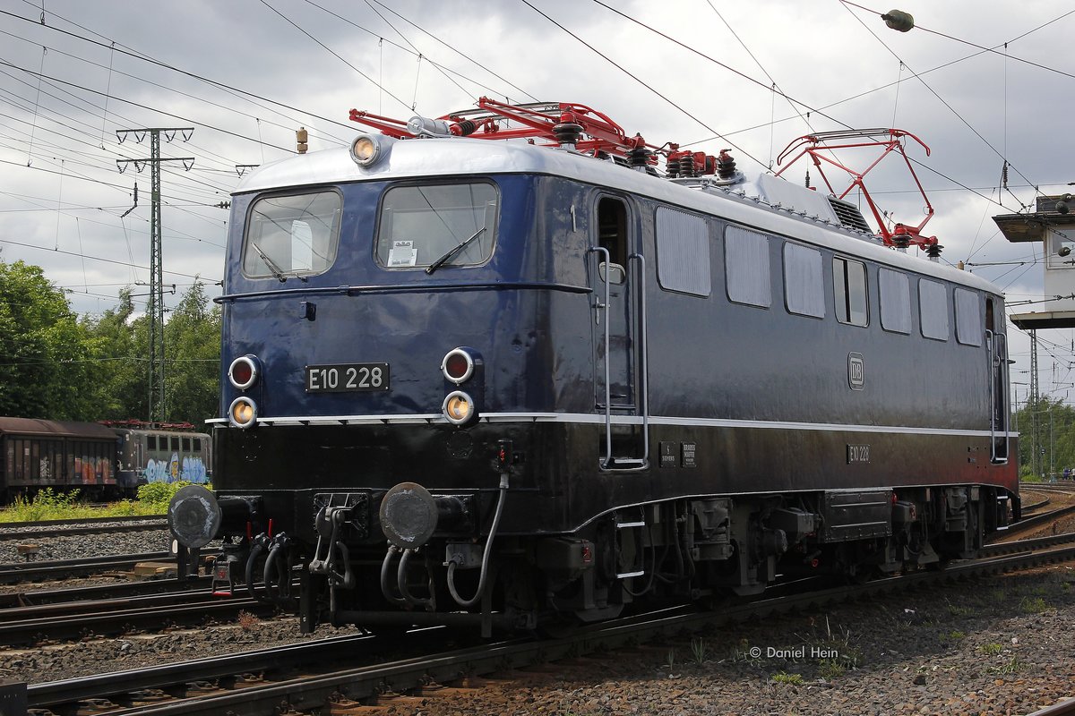 DB E10 228 bei der Lokparade  60 Jahre Einheitslokomotiven  im DB Museum Koblenz L�tzel, am 18.06.2016.