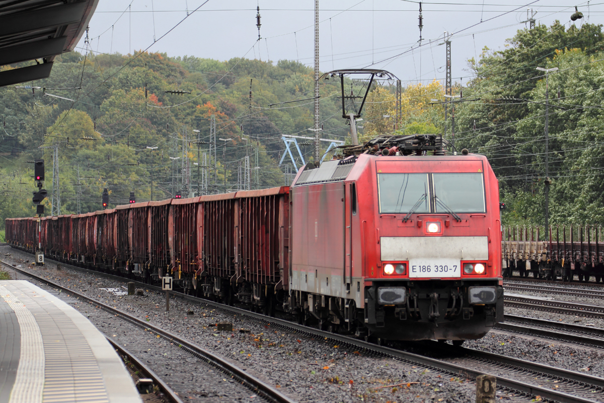 DB E186 330-7 durchfährt Köln-West 5.10.2017 