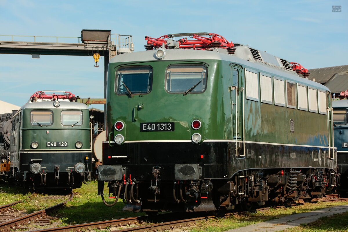 DB E40 128 zusehen im Hintergrund & TRI E40 1313 zu Gast bei den Einheitsloktage im DB Museum Koblenz, September 2026.