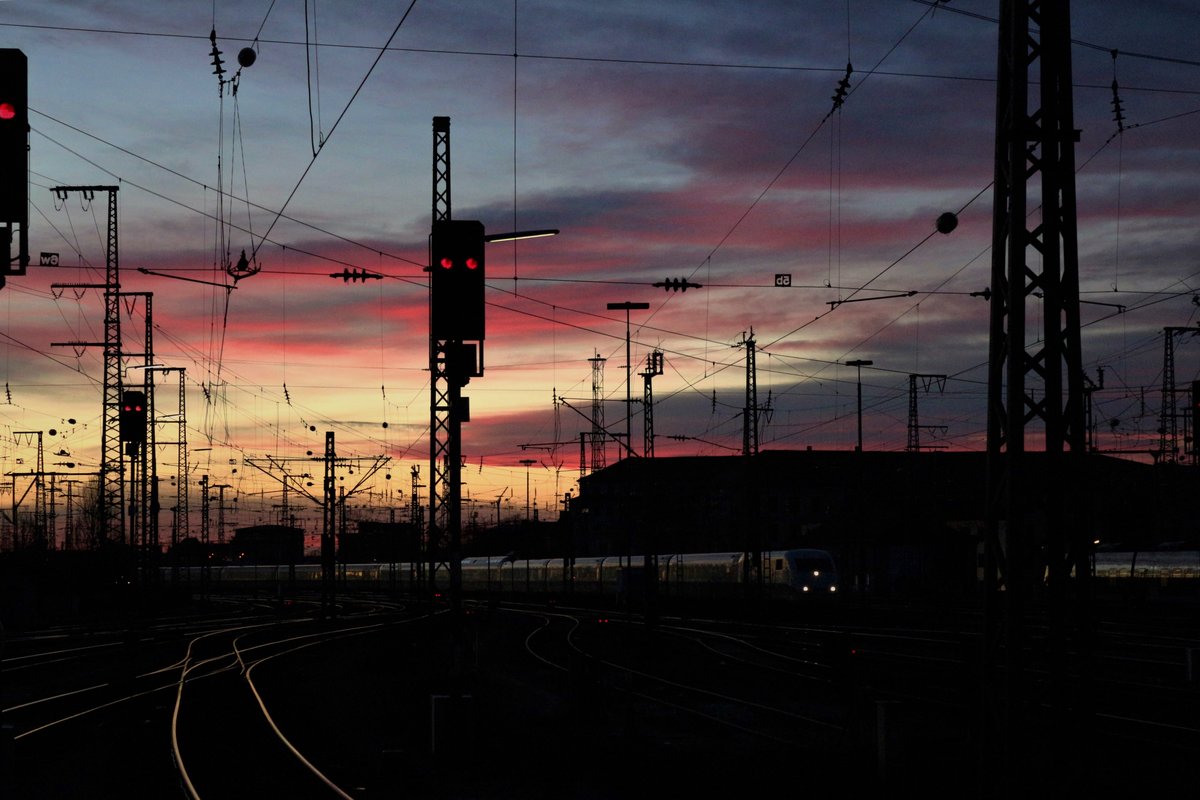 DB: Ein ICE erreicht als 402 xxx-x den Hbf Nürnberg. Es war der letzter und meiner Meinung nach einer der eindrucksvollsten Sonnenuntergänge des Jahres. Sonntag, 31. Dezember 2017

Leider hatte ich keinen Feuerwerkskörper im Bild eingefangen. Erst später...auf der Kaiserburg Nürnberg.