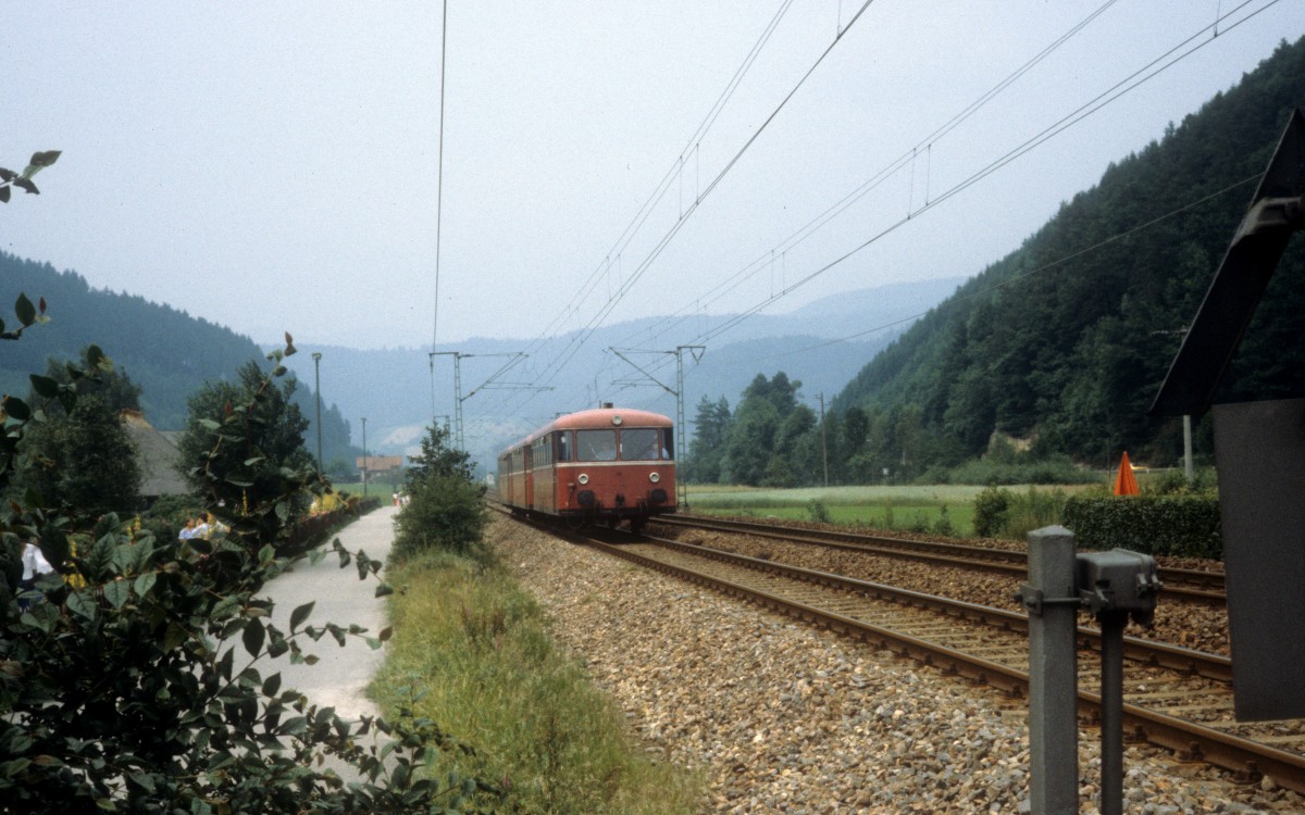 DB: Ein Uerdinger Schienenbuszug fhrt im Juli 1979 am Schwarzwlder Freilichtmuseum Vogtsbauernhof in Gutach vorbei.