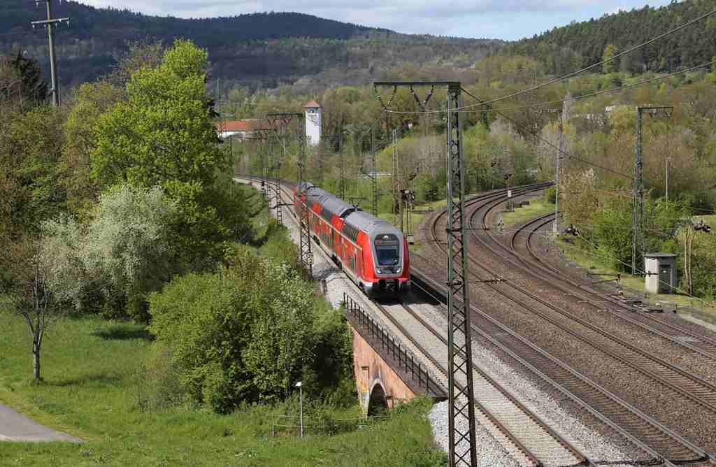 DB Elektrotriebzug ET 445052 aus Aschaffenburg kommend erreicht hier am 30.4.2023 um 14.04 Uhr die Eisenbahnbrücke über den Main in Gemünden.