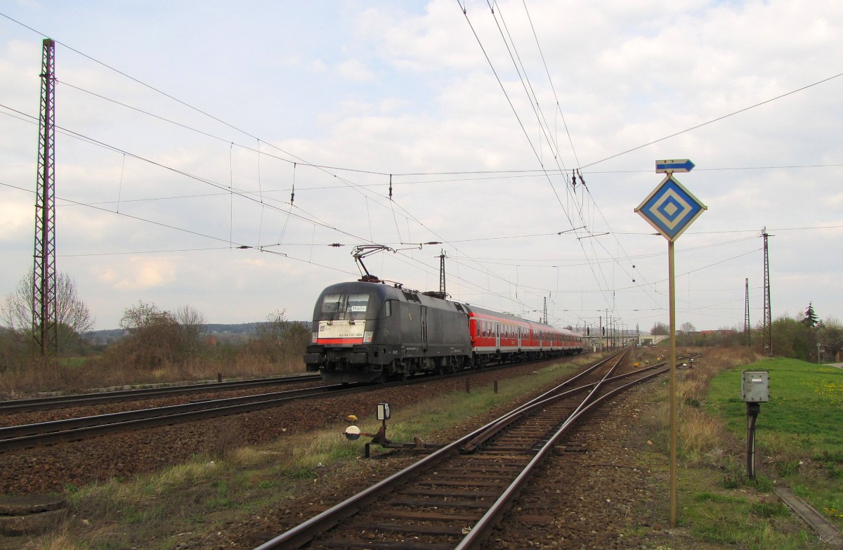 DB ES 64 U2-005 mit der RB 16327 von Eisenach nach Halle (S) Hbf, am 14.04.2012 in Naumburg (S) Hbf.