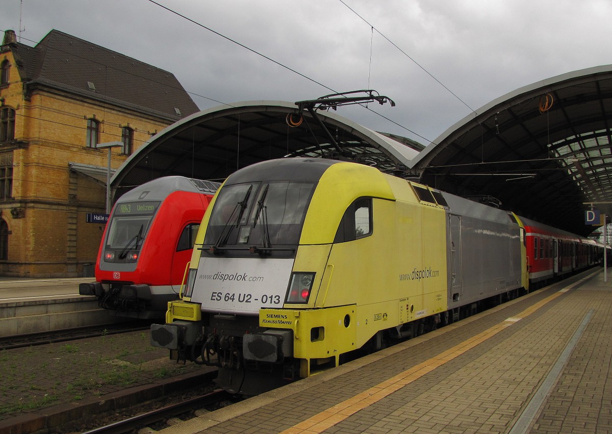 DB ES 64 U2-013 mit der RB 16311 aus Eisenach, am 09.08.2011 in Halle (S) Hbf.