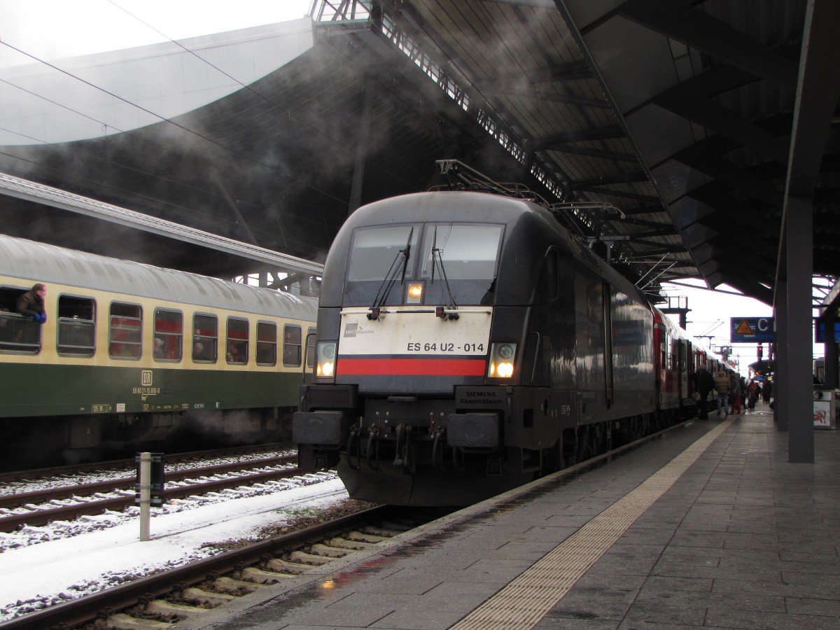DB ES 64 U2-014 mit der RB 16310 von Halle (S) Hbf nach Eisenach, am 25.01.2015 in Erfurt Hbf.