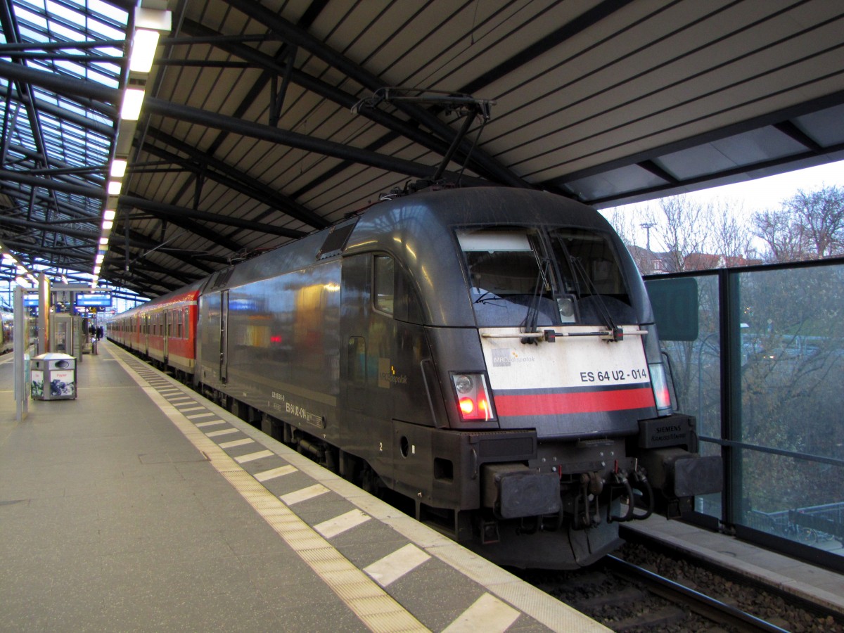 DB ES 64 U2-014 schob am 12.12.2015 das letztemal die RB 16327 (Eisenach - Halle (S) Hbf) nach Erfurt Hbf. Ab Erfurt Hbf übernahm bereits einen Tag vor dem Fahrplan- und Betreiberwechsel der abellio 9442 802 die Weiterfahrt nach Halle (S). 