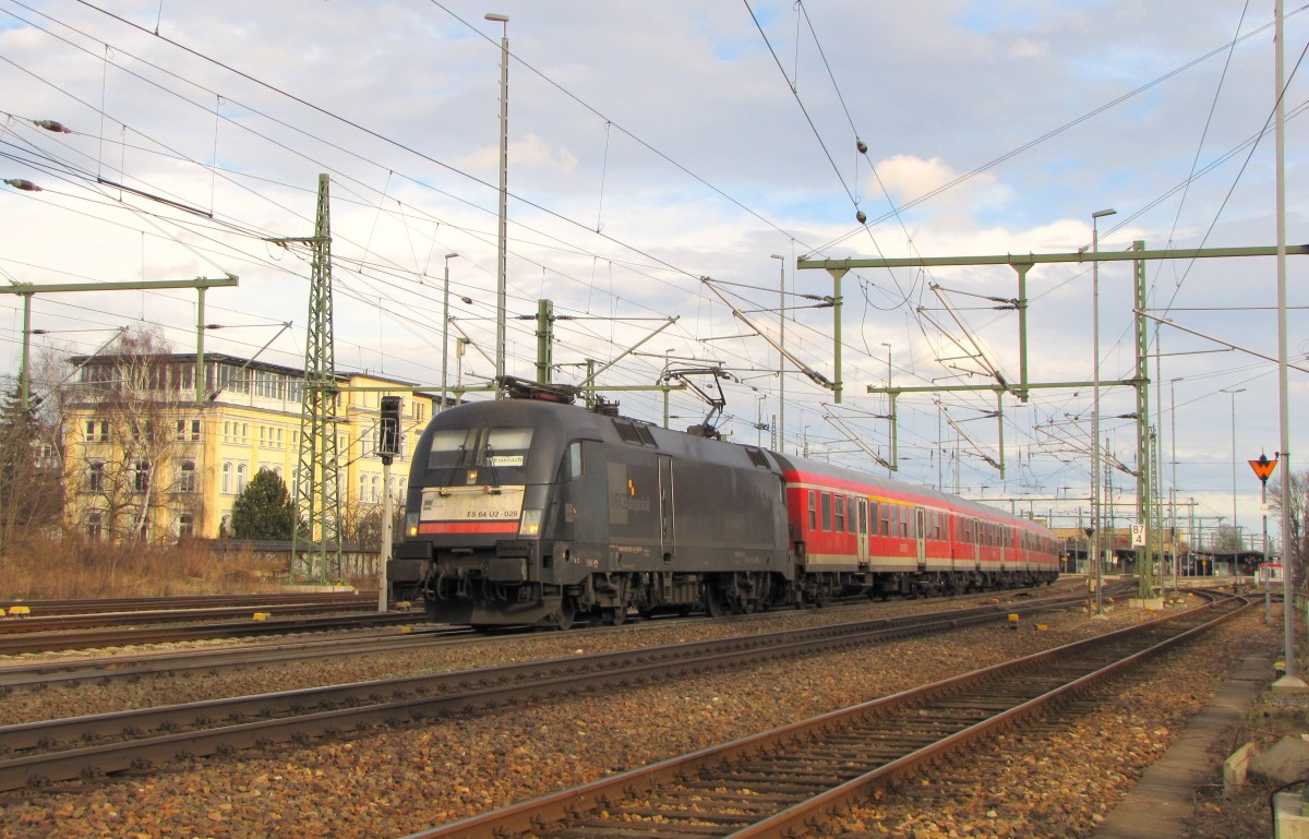 DB ES 64 U2-028 mit der RB 16320 von Halle (S) Hbf nach Eisenach, am 07.02.2014 bei der Ausfahrt in Weimar.