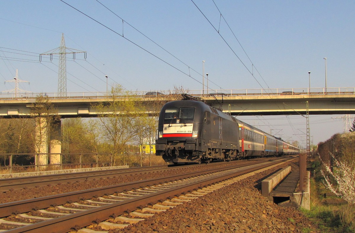 DB ES 64 U2-074 mit dem EC 6 von Chur nach Hamburg-Altona, am 28.03.2011 in Mainz-Mombach.