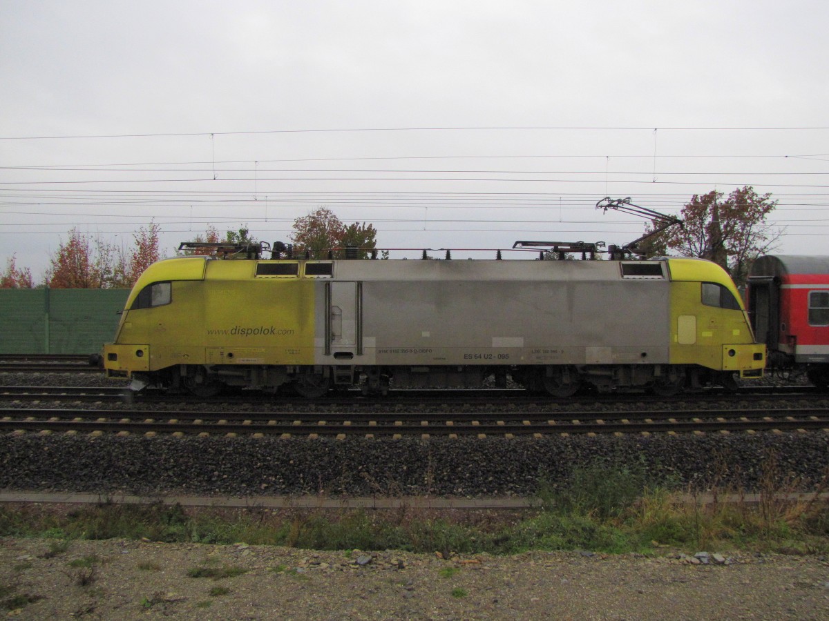 DB ES 64 U2-095 mit der RB 16310 (Halle (S) Hbf - Eisenach), am 17.10.2015 in Erfurt Azmannsdorf.