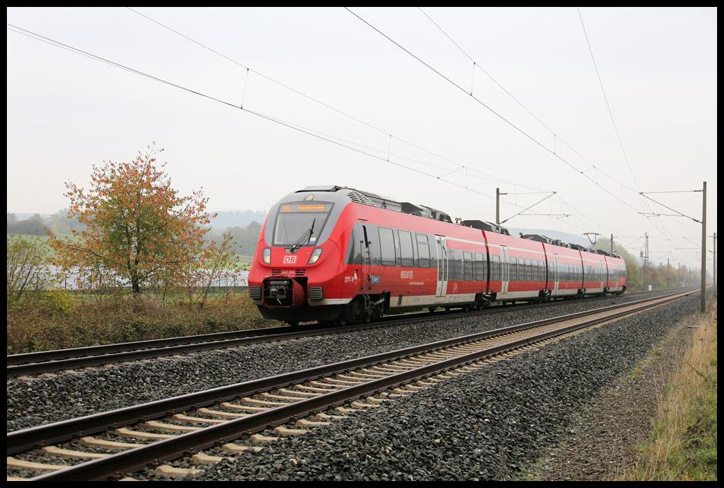 DB ET 442306 ist hier am 23.10.2019 bereits beim Abbremsen für den bevorstehenden Halt in  Küps in Fahrtrichtung Lichtenfels.