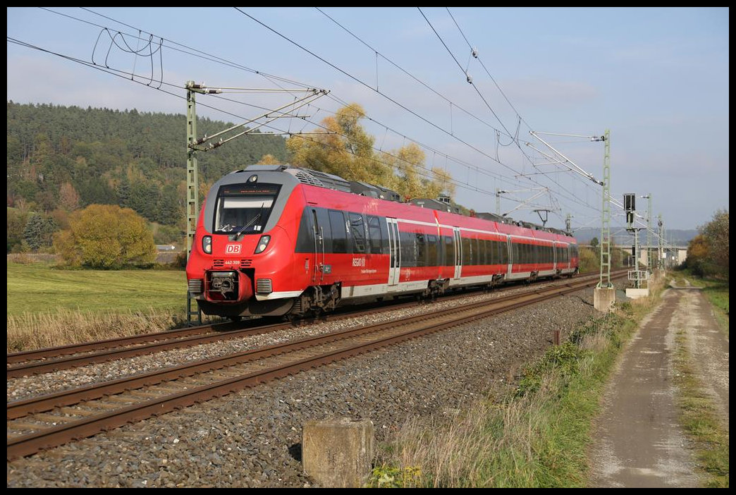 DB ET 442309 ist hier am 23.10.2019 um 14.03 Uhr bei Küps in Richtung Lichtenfels unterwegs.
