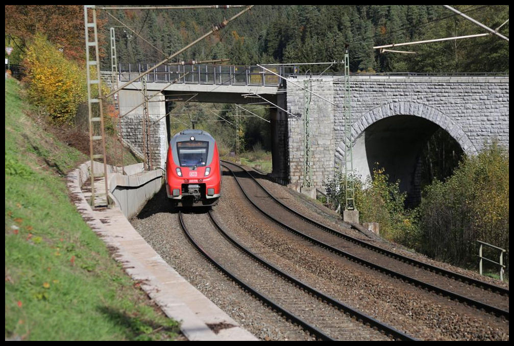 DB ET 442776 unterquert hier am 20.10.2019 um 13.32 Uhr bei Lauenstein die Straßenbrücke zwischen Probstzella und Lichtenfels. Leider wurde durch den neuen Brückenteil die einst schöne Bogen Brücke verstümmelt.