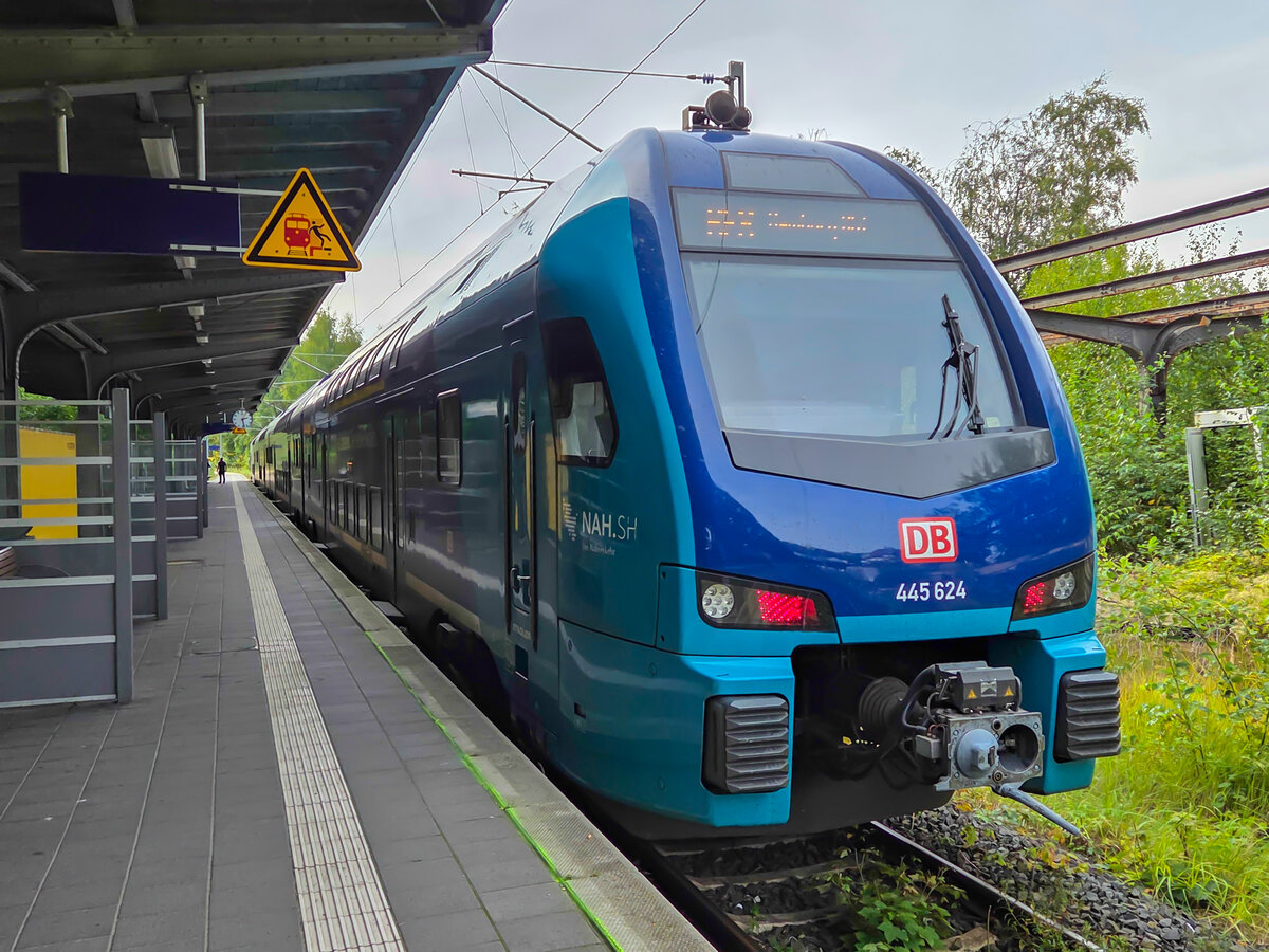 DB ET 445 624 mit dem RE 8 nach Hamburg Hbf in L�beck Travem�nde Strand, 27.09.2026.