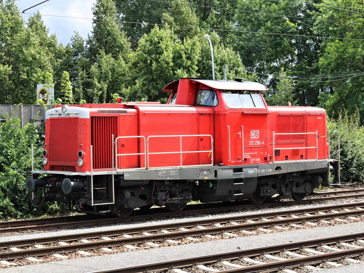 DB Fahrwegdienste 212 298-4 (NVR Nr.: 9280 1 212 298-4 D-DB) am 09.08.2016 in Osnabrück Hbf
<P>Weitere Bilder zum Thema Bahnfotografie gibt es auf meiner Site unter:<br> 
<a href= http://www.ralf-bueker.de/Ralf's Eisenbahnbilder.htm target= _blank >Ralf's Eisenbahnbilder