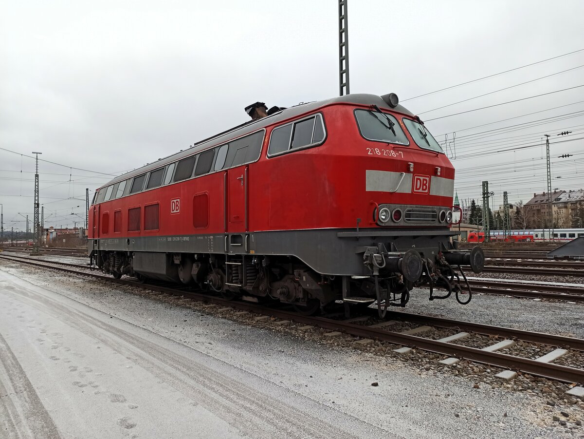 DB Fahrwegdienste 218 208-7 ( 9280 1218 208-7 D-DBFWD ) wartet im winterlichen Nürnberg auf Arbeit am 13.1.2024