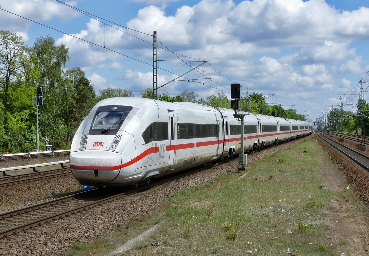 DB Fenverkehr mit dem ICE 4  '812 022-3' /Tz 9022, hier während der Durchfahrt in Berlin -Jungfernheide; Richtung Berlin -Spandau, am 17.05.2020.