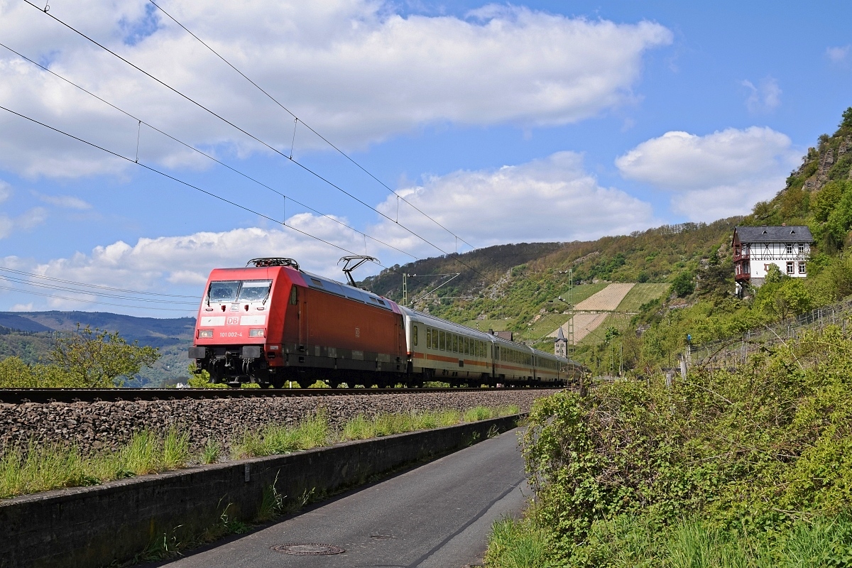 DB Fernverkehr 101 002 ist mit dem auf die rechte Rheinstrecke umgeleiteten IC 2013 Magdeburg Hbf - Oberstdorf am 29.04.17 zwischen Wellmich und St. Goarshausen unterwegs.