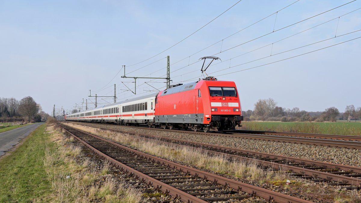 DB Fernverkehr 101 003 und 101 107 (am Schluss) mit IC 2213 Rostock Hbf - Stuttgart Hbf (Diepholz, 24.03.2021).