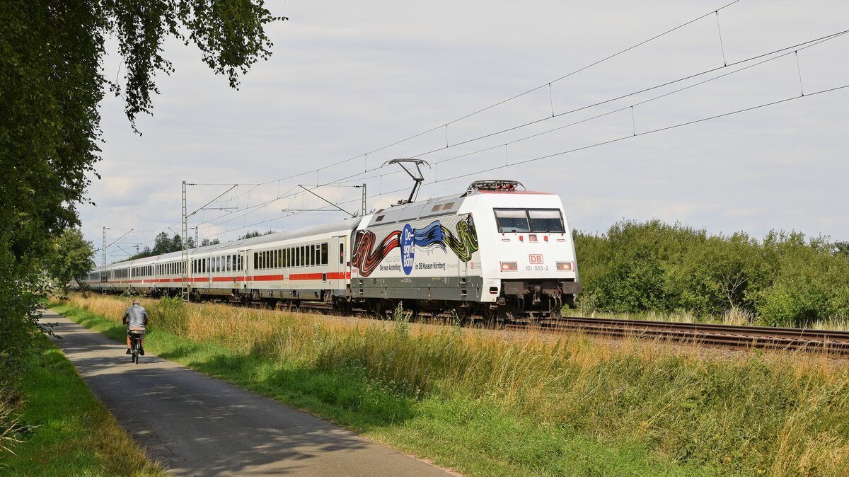 DB Fernverkehr 101 003  Design und Bahn  mit IC 2311 Westerland (Sylt) - Karlsruhe Hbf (bei Lembruch, 08.08.2022).