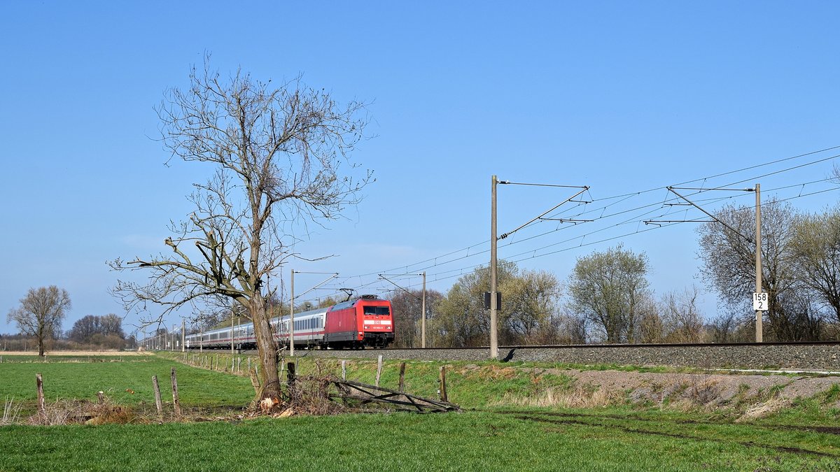 DB Fernverkehr 101 004 mit IC 2311 Westerland (Sylt) - Stuttgart Hbf (Hüde, 22.03.19).