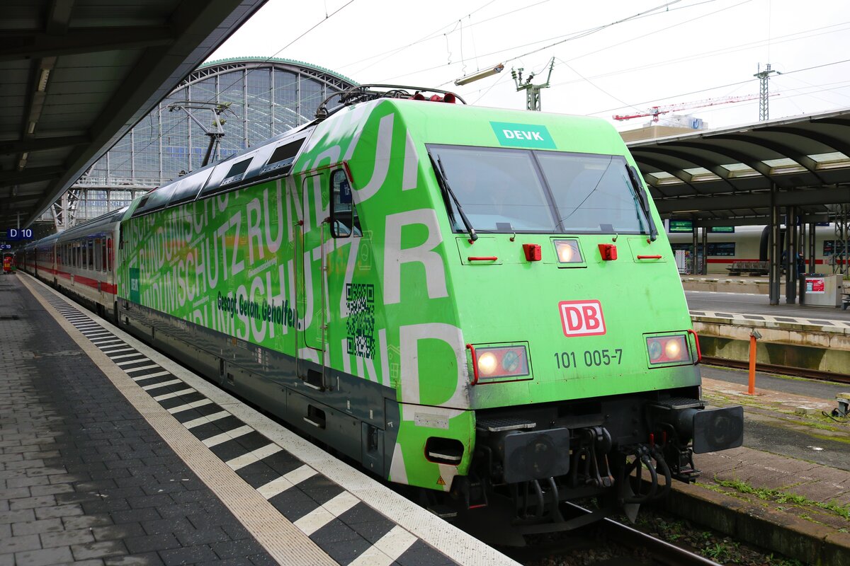 DB Fernverkehr 101 005-7 DEVK mit dem EC219 nach Graz am 22.01.23 in Frankfurt am Main Hauptbahnhof