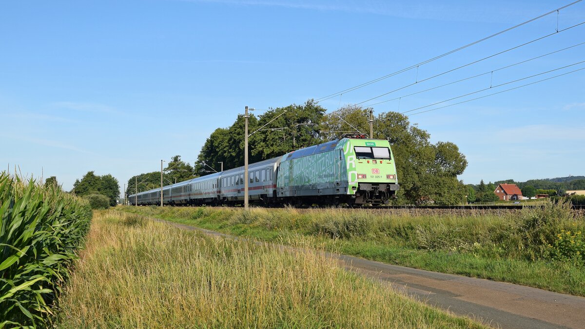 DB Fernverkehr 101 005  DEVK  mit IC 245 Bad Bentheim - Berlin Ostbf (bei Melle, 10.08.2022).