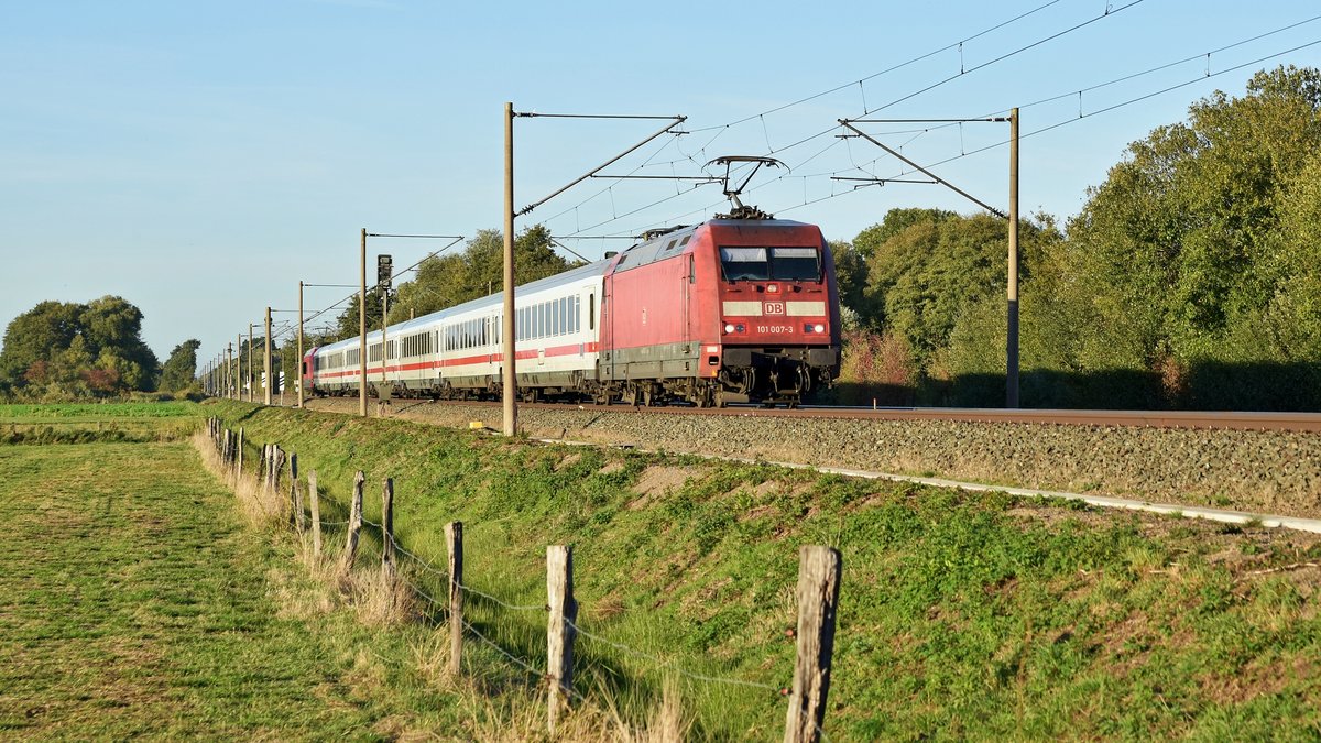 DB Fernverkehr 101 007 und 101 124 (am Zugschluss) mit IC 2195 Hamburg-Altona - Köln Hbf (Hüde, 05.10.18).