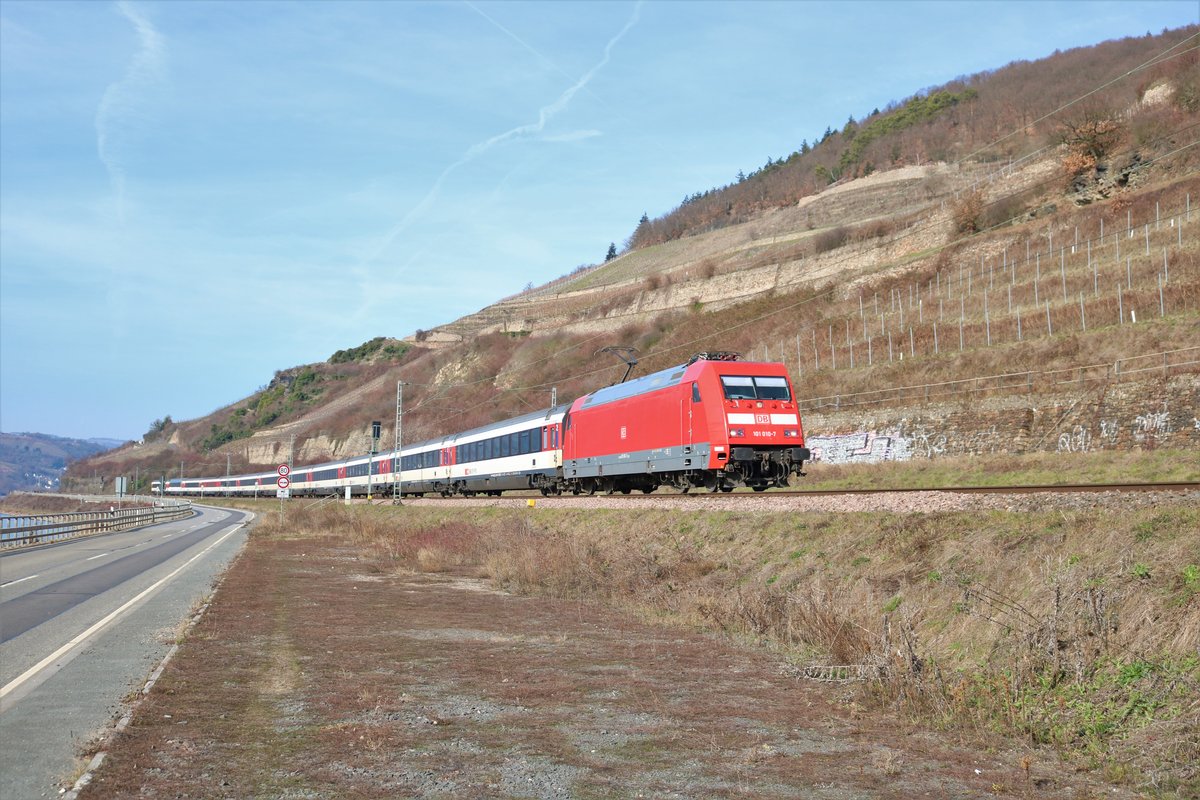 DB Fernverkehr 101 010-7 mit SBB Eurocity Wagen auf der Rechten Rheinstrecke am 23.02.19