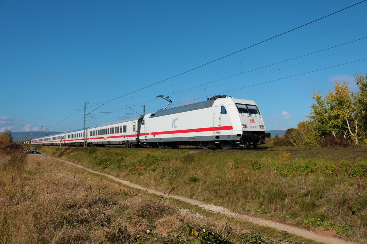 DB Fernverkehr 101 013-1 mit dem IC2005 in Gau Algesheim am 16.10.21